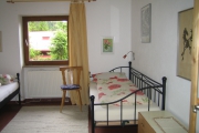Schlaffzimmer oben mit zwei Einzelbetten