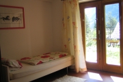 Schlaffzimmer unten mit zwei Einzelbetten